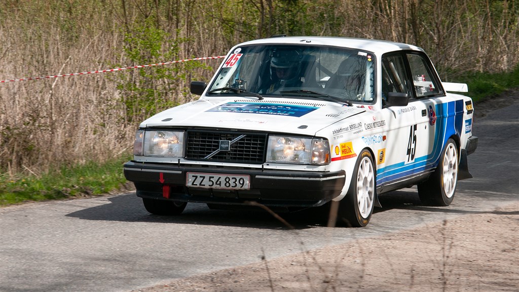 Kurt Mejer og Steen Bøgelund på en af de mange skovstrækninger i 2. afdeling af Danmarksmesterskabet 2022.
(Foto: rallypics.dk – Viggo Johansen)